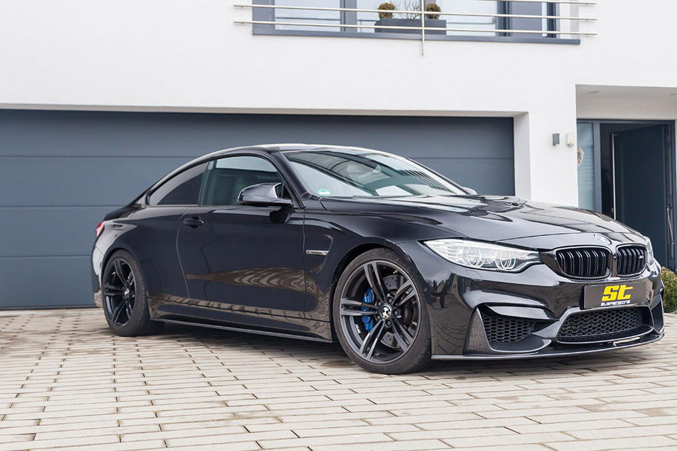 Im Rahmen des Teilegutachtens können die BMW M3 (F80) Limousine und das BMW M4 (F82) Coupé stufenlos zwischen 15 und 40 Millimeter tiefer gelegt werden.