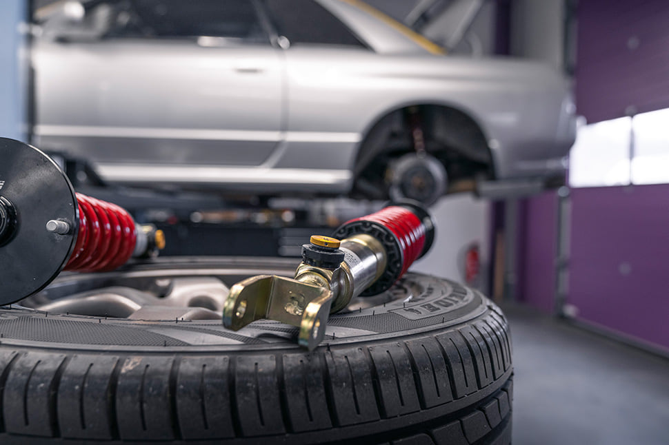 Auch das ST XTA plus 3 Gewindefahrwerk ist Bestandteil des „Make it Yours“-Programms. So kann das Fahrwerk im Fachhandel oder direkt auf dem Online-Auftritt von ST suspensions mit Fahrwerkfedern in verschiedenen Oberflächenfarben bestellt werden.